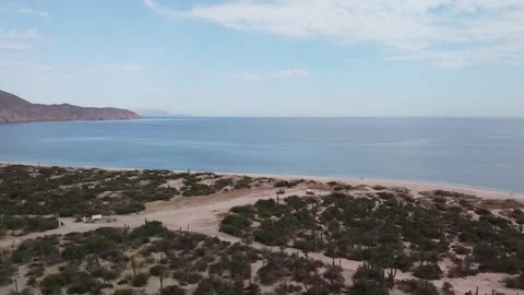 Pan left paradise beach Vídeos de archivo 133095980