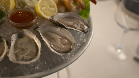 Pan left of raw oysters  動画素材 112575739