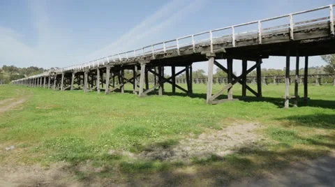 Pan left to right along deck of Prince Alfred Bridge, Gundagai 스톡 동영상 59335587