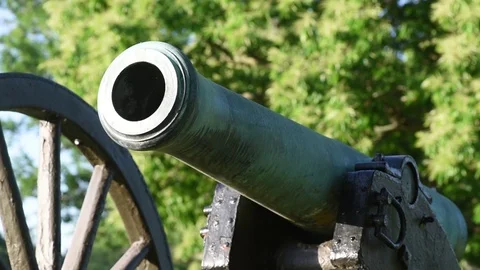 Pan left to right to tight on civil war cannon Stock Footage 76231668