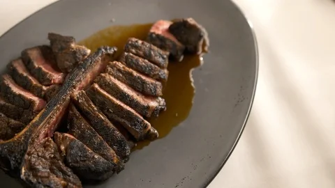 Pan left of sliced tomahawk steak  動画素材 112576033