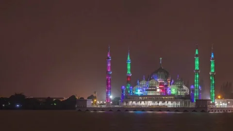 Pan left time lapse crystal mosque at night with light change Stock Footage 73168693