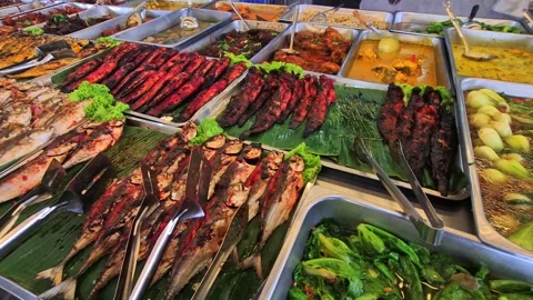 Pan left of various Malay grilled and pan fried fish 库存影片 330108473