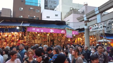 Pan left video of crowd in Ootori shrine during Tori-no-Ichi Fair. Stock Footage 142653249