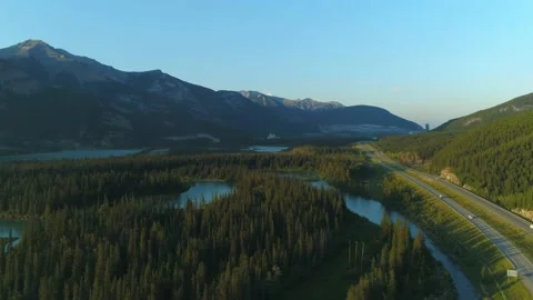 This a pan leftward of the Bow River Valley near Canmore Alberta looking Vidéo 139300515