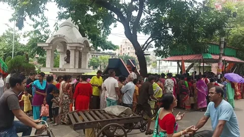 Pan of a long queue of women with umbrellas in Howrah, West Bengal. Video stock 336392093