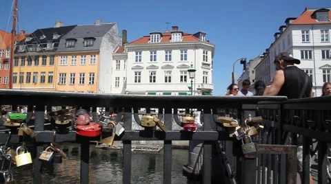 Pan: Love locks on a bridge in old town Nyhavn 스톡 동영상 52550355