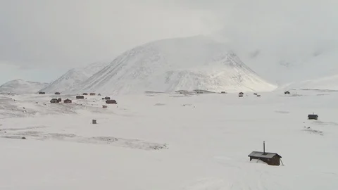 Pan mountain view winter Sami village houses Lappland 库存影片 109115062
