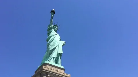 Pan Up from New York Skyline to Statue of Liberty Vídeo Stock 90363473