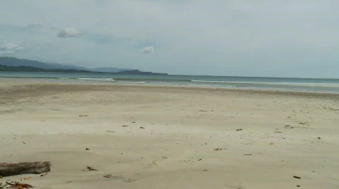 Pan from ocean to beach with low tide Video stock 521920