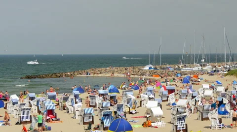 Pan over beach with bathers in beach baskets and the sport activities Stock Footage 39967447