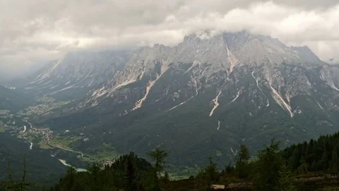 Pan over dolomites valley in clouds Vidéo 76652872
