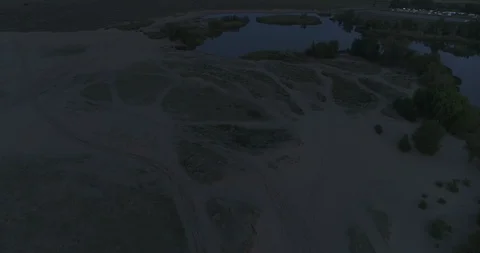 Pan over dunes and oasis 库存影片 117489166