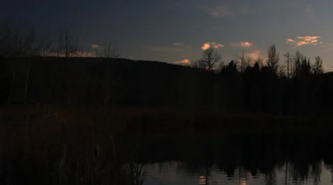 Pan over pond at sunset Video stock 32209263