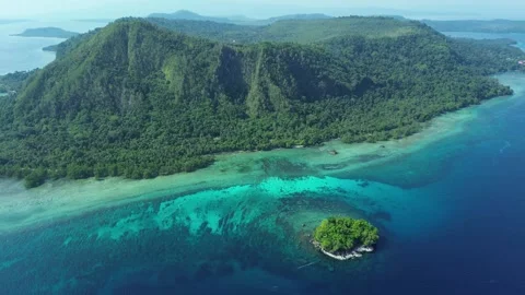 Pan over reef and small tropical island from the air Stock-Footage 327463554