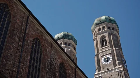 Pan real time shot of the domes of the Church of Our Lady, Frauenkirche, Munich 動画素材 125215364