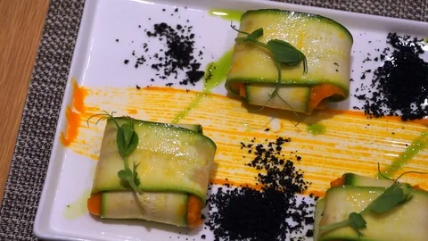 Pan of restaurant dish, zucchini parcels, carrot puree, edible dirt, pea Vídeo Stock 116583348