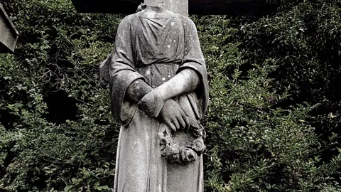 Pan up to reveal headless statue on a cross 動画素材 160212837
