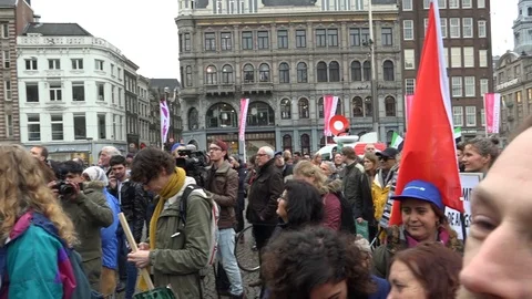 A pan revealing a big crowd of protesters at the dam, listening to an Vidéo 95294152