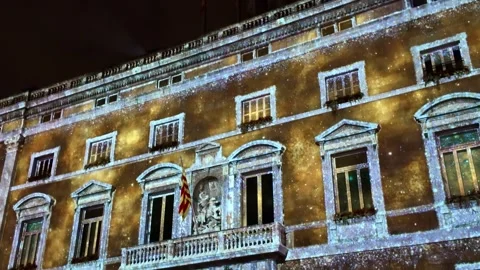 Pan up revealing Christmas projection mapping on Palau de la Generalitat Video stock 340600001
