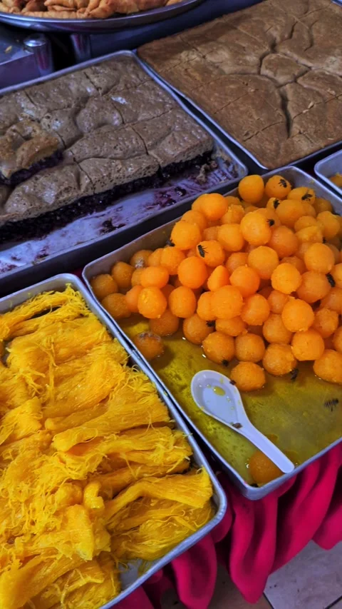 Pan right of bees landed on local sweet Malay savory 'kueh muih' Stockbeeldmateriaal 330108321