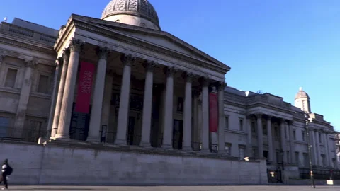 Pan right from an empty Trafalgar Square during covid lockdown Stock Footage 142743314