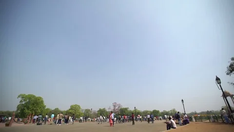 Pan right to left shot of India gate Stockbeeldmateriaal 95716892