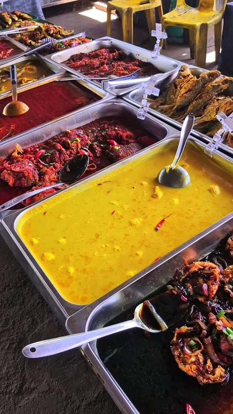 Pan right of various Malay dishes sold at a local eatery in Terengganu, Malaysia Vídeo Stock 330108355