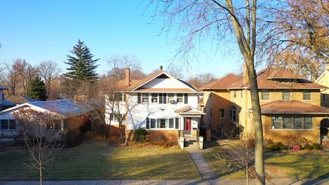 Pan Right View of Beautiful Homes in a Suburban Midwest Neighborhood Vidéo 124357749