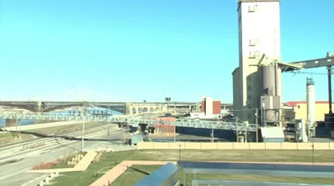 Pan to Saint Louis Arch Stockbeeldmateriaal 10594857