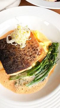 Pan Seared Salmon or Trout Fillet with Dilled Stewed Potatoes and Broccolin.. Foto stock