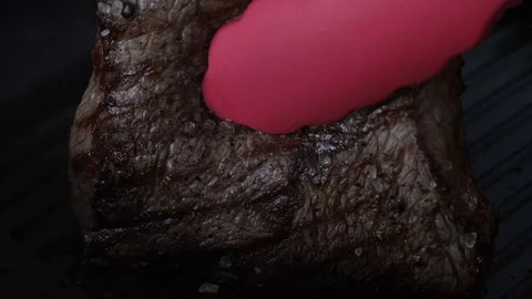 Pan-seared side steak on grill pan at home Vídeos de archivo 127185009