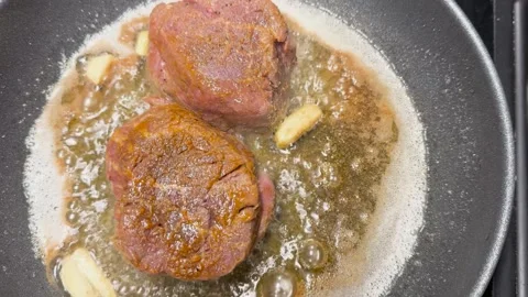 Pan-searing a Filet Mignon 库存影片 295146338