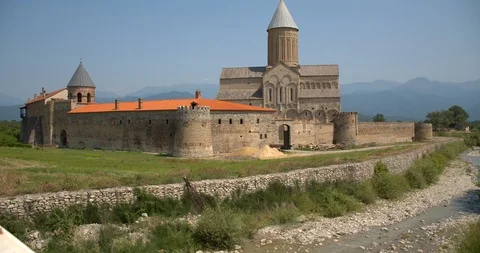 Pan up to see the medieval Alaverdi St George Cathedral &amp; monastery complex, nea Vídeos de archivo 104112699