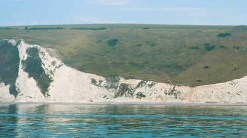 Pan shot of chalk cliffs off of English coast 库存影片 138759088