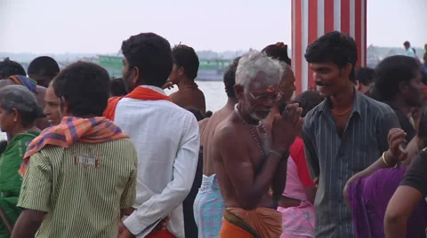 Pan shot of crowd of pilgrims in Rameswaram, India Stock Footage 59089930