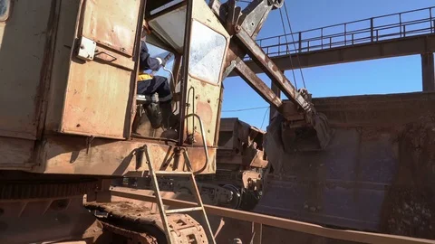 PAN shot of dump car unloading ore at the crushing and sorting complex 動画素材 75394138