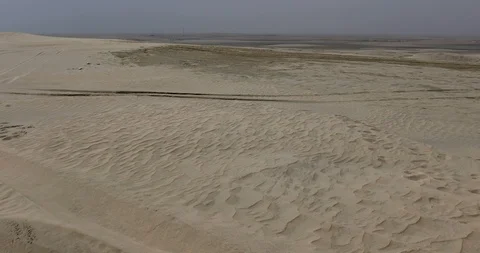 Pan shot of an endless sandy desert Stockbeeldmateriaal 122400863