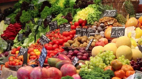 Pan shot of a fruit and vegetable market 스톡 동영상 46222490