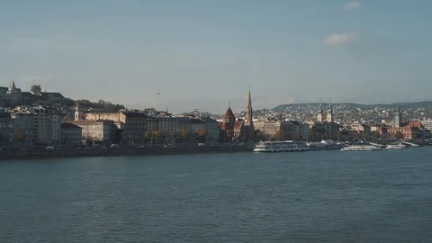 Pan shot left to right of Buda and river Danube in winter under blue grey sky 스톡 동영상 125134845
