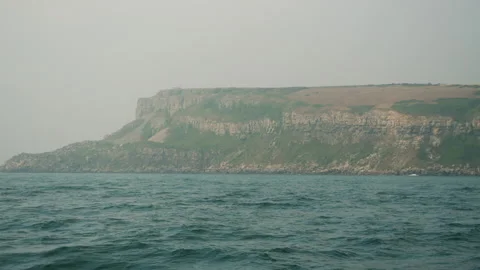 Pan shot of limestone cliffs in England. 库存影片 138052944