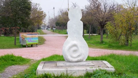 Pan shot of the marble cat statue from behind in Izmir Видео 326443389