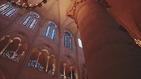 Pan shot of Notre Dame Cathedral interior arches and stained glass in Paris, 4K 库存影片 344682152