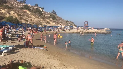 Pan Shot Of People At The Beach Видео 123537405