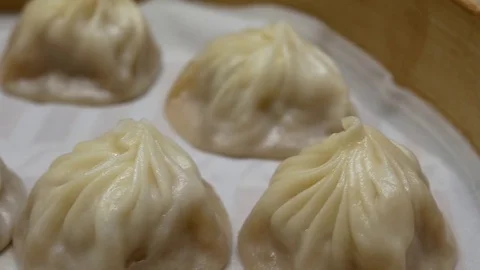 Pan shot of soup dumpling buns on table in restaurant in Taipei Taiwan Stockbeeldmateriaal 81724199
