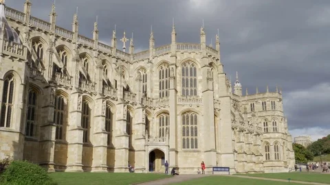 Pan shot of st george's chapel and round tower at windsor castle Vidéo 83494355