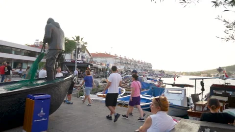 Pan shot of the town square and harbor FOCA, IZMIR, TURKEY - MAY 06, 2023 Vídeo Stock 330803252