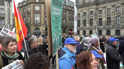 A pan showing different activists on the Dam, with flags and protest signs Vidéo 95294170