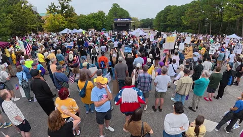 Pan shows thousands gathered for Atlanta No Kings protest Vídeos de archivo 320960218