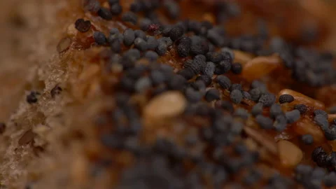 Pan of Slices of Whole Wheat Bread with Seeds Vídeos de archivo 130442954